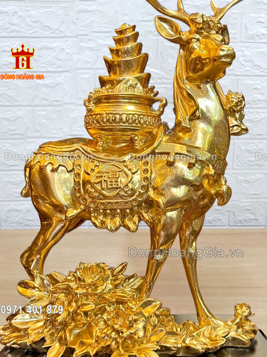 Từng đường nét trên pho tượng hươu được chạm khắc tỉ mỉ và tinh xảo